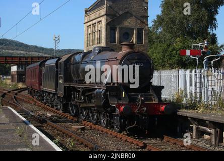 La locomotive à vapeur noire Stanier Five Preserved, numéro 44932, retuning à Carnforth et entrant sur la plate-forme 1 le mercredi 10th août 2022. Banque D'Images