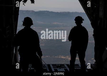 Deux porteurs de la Force aérienne américaine affectés à l'aile des opérations spéciales de 352d observent des cavaliers après une chute libre militaire (FMM) d'un commandant II de la Force aérienne américaine MC-130J affecté à l'aile des opérations spéciales de 352d près d'Udbina, en Croatie, en 20 juillet 2022. Le MFF faisait partie d’un entraînement d’échange combiné conjoint (JCET), qui comprenait des membres de l’ÉT 352d de la US Air Force, du Bataillon 1st de l’armée américaine, du Groupe 10th des forces spéciales (Airborne) et de la Zapovjedništvo specijalnih snaga (Commandement des forces d’opérations spéciales croates). Les JCETs permettent aux membres du service des États-Unis de s'entraîner à l'ec opérationnel et tactique Banque D'Images