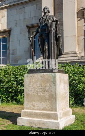 Londres, Royaume-Uni- 4 juillet 2022 : Trafalgar Square. Statue de George Washington sur un piédestal beige devant la façade de la Galerie nationale. Haie verte à l'arrière. Banque D'Images