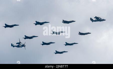 220807-N-UJ411-1483 OCÉAN PACIFIQUE (AOÛT 7, 2022) les aéronefs, affectés à l'escadre aérienne Carrier (CVW) 9, volent en formation au cours d'une démonstration de puissance aérienne. Abraham Lincoln Carrier Strike Group effectue actuellement des opérations de routine dans la flotte américaine 3rd. (É.-U. Photo de la marine par le spécialiste des communications de masse 3rd classe Taylor Crenshaw) Banque D'Images