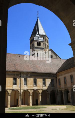 Le clocher de l'eau bénite et la tour de l'horloge. Cloître. Abbaye Saint-Pierre et Saint-Paul. Cluny. Saône-et-Loire. Bourgogne. France. Europe. Banque D'Images