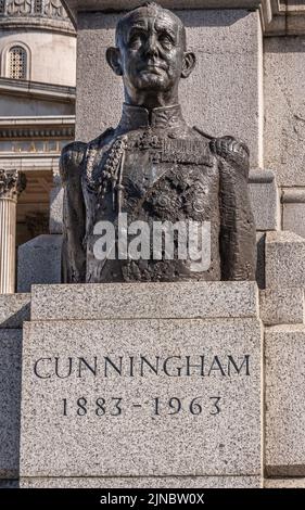 Londres, Royaume-Uni- 4 juillet 2022 : Trafalgar Square. Gros plan de l'amiral Andrew Brown Cunningham buste statue de bronze sur le mur Nord. Banque D'Images