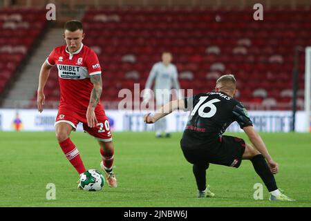 Middlesbrough, Royaume-Uni. 10th août 2022. Caolan Boyd-Munce de Middlesbrough passe le ballon devant Luke Thomas de Barnsley lors du match de la Carabao Cup entre Middlesbrough et Barnsley au stade Riverside, à Middlesbrough, le mercredi 10th août 2022. (Crédit : Michael Driver | MI News) crédit : MI News & Sport /Alay Live News Banque D'Images