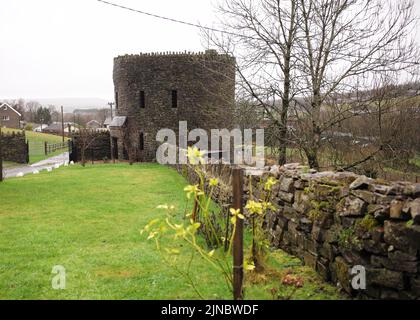 Image ©sous licence de Parsons Media. 29/12/2021. Londres, Royaume-Uni. Roundhouse Farm - William Wales. Vue générale de Roundhouse Farm - William, Nantyglo, pays de Galles du Sud. Ce cottage classé de catégorie II se trouve dans le parc d'un ancien chantier d'arironneries. Situé dans le parc d'un site historique, le complexe Nantyglo Ironworks, dans la vallée d'Ebbw-Fach, dans le sud-est du pays de Galles. Photo par Andrew Parsons / Parsons Media Banque D'Images