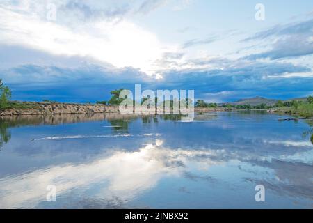 Vue sur la rivière Boise dans l'Idaho le long de Greenway. Banque D'Images