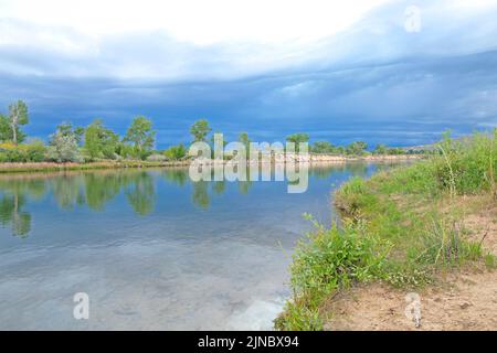 Vue sur la rivière Boise dans l'Idaho le long de Greenway. Banque D'Images