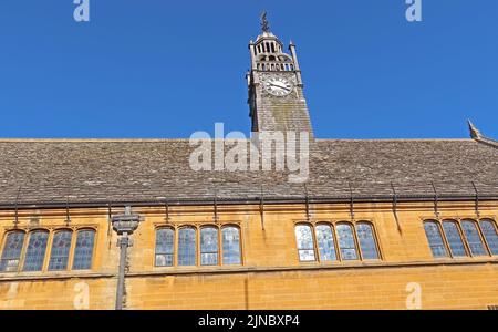 Tour de l'horloge sur Redesdale Market Hall, High Street, Moreton-in-Marsh, Evenlode Valley, Cotswold District Council, Gloucestershire, Angleterre, Royaume-Uni,GL56 0LW Banque D'Images