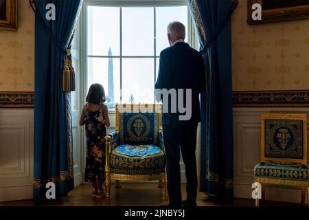 Washington, États-Unis d'Amérique. 10th août 2022. Washington, États-Unis d'Amérique. 10 août 2022. Le président américain Joe Biden, regarde la fenêtre avec Brielle Robinson, fille du Sgt. 1st classe Heath Robinson, avant la signature de la loi PACT de 2022 dans la salle bleue de la Maison Blanche, 10 août 2022 à Washington, DC la nouvelle loi élargit les prestations de soins de santé pour les anciens combattants qui ont développé des maladies en raison de leur exposition à des substances toxiques pendant leur service. Crédit : Adam Schultz/White House photo/Alay Live News Banque D'Images