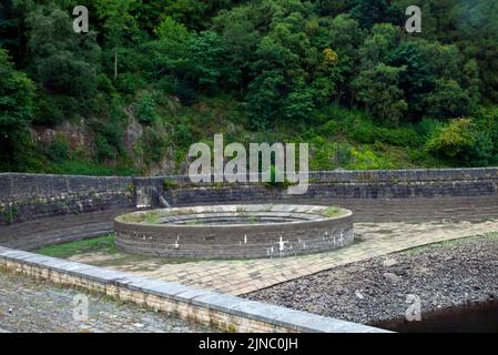 Conditions sèches et faible niveau d'approvisionnement en eau au réservoir Ladybower, district de Peak, pris pendant la sécheresse de l'été 2022 Banque D'Images
