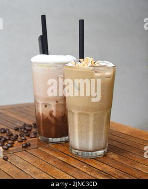 Boissons au café sur table en bois avec grains de café Banque D'Images