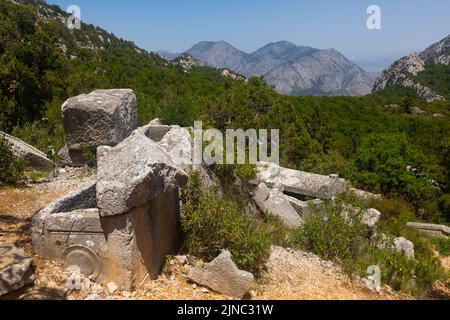 Ruines de tombeaux rocheux à la nécropole unique du Sud-Ouest Termessos ancienne ville Banque D'Images