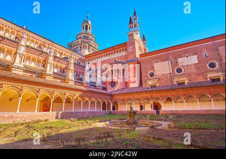 Cathédrale avec ses décorations exceptionnelles et le petit cloître du monastère de Certosa di Pavie, Italie Banque D'Images