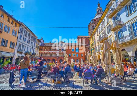 PAVIA, ITALIE - 9 AVRIL 2022 : la Piazza della Vittorio est l'un des meilleurs endroits pour se reposer dans un restaurant en plein air avec une vue sur les monuments médiaux, le mois d'avril Banque D'Images