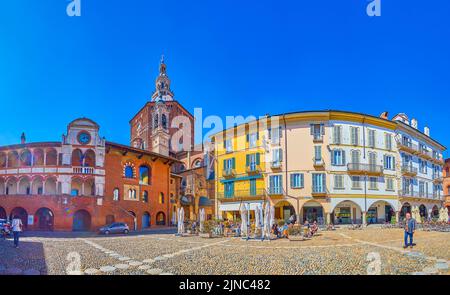 PAVIA, ITALIE - 9 AVRIL 2022 : Panorama de la Piazza Grande, la place populaire de la vieille ville avec des restaurants extérieurs et des villas historiques qui l'entourent, Banque D'Images