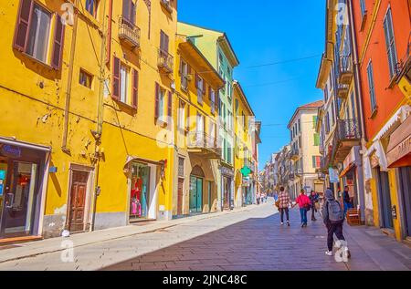 PAVIA, ITALIE - 9 AVRIL 2022 : la rue Strada Nuova possède de nombreuses maisons historiques le long de celle-ci, occupées par des boutiques populaires au rez-de-chaussée, on Banque D'Images