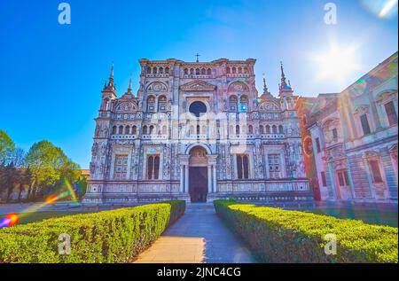 Façade de l'exceptionnel monastère Certosa di Pavia et sa cour, Italie Banque D'Images