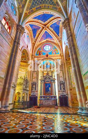 CERTOSA DI PAVIA, ITALIE - 9 AVRIL 2022 : l'intérieur coloré du monastère de Certosa di Pavia avec un retable latéral dans le transept, sur 9 avril à Certo Banque D'Images