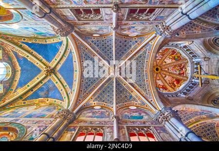 CERTOSA DI PAVIA, ITALIE - 9 AVRIL 2022 : les fresques historiques sur les voûtes du monastère de Certosa di Pavia, sur 9 avril à Certosa di Pavia, Italie Banque D'Images