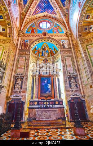 CERTOSA DI PAVIA, ITALIE - 9 AVRIL 2022 : le retable avec l'icône dans le transept du monastère de Certosa di Pavia, sur 9 avril à Certosa di Pavia, I Banque D'Images