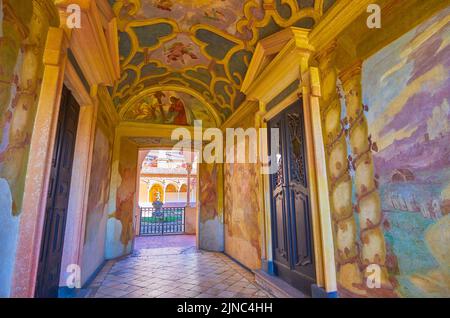 CERTOSA DI PAVIA, ITALIE - 9 AVRIL 2022 : fresques historiques dans le couloir du cloître du monastère de Certosa di Pavia, sur 9 avril à Certosa di Pavia Banque D'Images