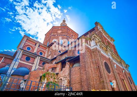 Le grand duomo di Pavia de style roman est un grand exemple de l'église de briques Lombardie médiévale, en Italie Banque D'Images