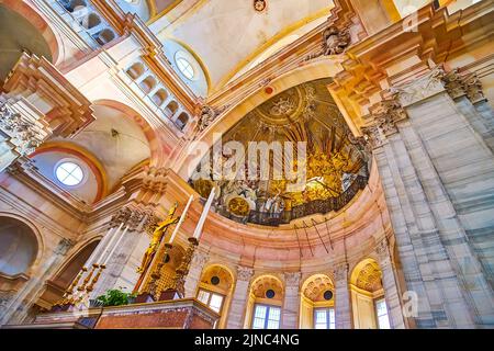 PAVIA, ITALIE - 9 AVRIL 2022 : le bassin pittoresque de l'apsidal avec ses fresques et stucs remarquables, Duomo di Pavia, sur 9 avril à Pavia, Italie Banque D'Images