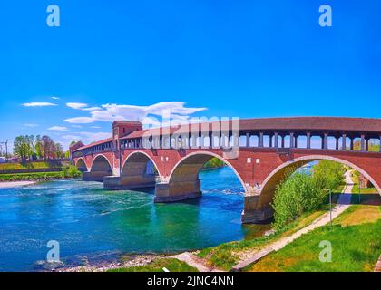 Le pont couvert Ponte Copetro ou Ponte Vecchio à Pavie, en Italie Banque D'Images