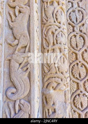 Le fragment de la pierre médiévale sculpté décorations de l'église San Michele Maggiore à Pavie, Italie Banque D'Images