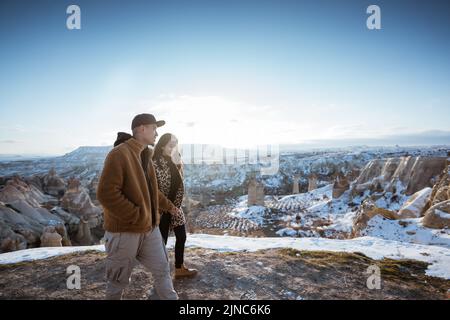 couple profiter de leur voyage à cappadoce regardant le beau paysage de neige Banque D'Images