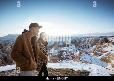 couple profiter de leur voyage à cappadoce regardant le beau paysage de neige Banque D'Images