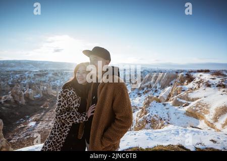 couple profiter de leur voyage à cappadoce regardant le beau paysage de neige Banque D'Images