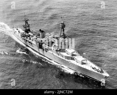 Le croiseur lourd USS Chicago (CA-29) de la Marine américaine est en cours au large de New York, au cours de l'examen de la flotte le 31 mai 1934. Banque D'Images