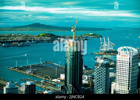 Vue sur le Viaduc d'Auckland avec l'océan et l'île de Rangitoto en arrière-plan, par une journée d'été claire Banque D'Images