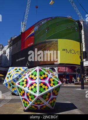 Londres, Royaume-Uni. 10th août 2022. Œuvres d'art « pop Geometric icosahedron » de Zarah Hussain vues à Piccadilly Circus, dans le cadre de l'exposition d'art public « The Art of London Gradier future ». Crédit : SOPA Images Limited/Alamy Live News Banque D'Images