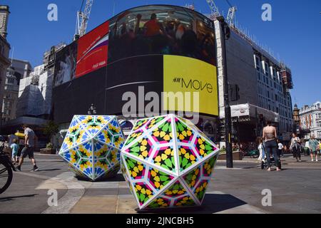 Londres, Royaume-Uni. 10th août 2022. Œuvres d'art « pop Geometric icosahedron » de Zarah Hussain vues à Piccadilly Circus, dans le cadre de l'exposition d'art public « The Art of London Gradier future ». Crédit : SOPA Images Limited/Alamy Live News Banque D'Images