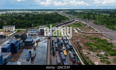 Vientiane. 9th août 2022. La photo aérienne prise le 9 août 2022 montre que des marchandises transfrontalières sont transportées à la gare sud de Vientiane du chemin de fer Chine-Laos au Laos. La Laos-China Railway Co., Ltd. (LCRC), une coentreprise basée à Vientiane, capitale du Laos, responsable de l'exploitation de la section lao du chemin de fer, a déclaré mercredi à Xinhua que, depuis son ouverture en décembre dernier, les marchandises transfrontalières transportées par le chemin de fer Chine-Laos ont dépassé 1 millions de tonnes. Credit: Kaikeo Saiyasane/Xinhua/Alay Live News Banque D'Images