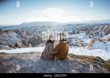 couple profiter de leur voyage à cappadoce regardant le beau paysage de neige Banque D'Images