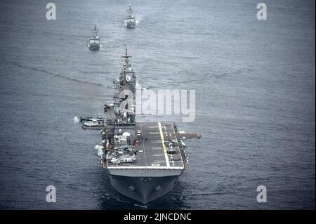 Le navire d'assaut amphibie USS America (LHA 6), front, et les navires de la marine péruvienne naviguent en formation au cours d'un exercice de passage dans l'océan Pacifique sept 140903 Banque D'Images