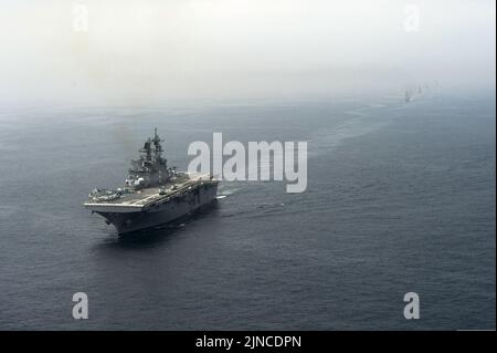 Le navire d'assaut amphibie USS America (LHA 6) est parti, et les navires de la marine péruvienne naviguent en formation lors d'un exercice de passage dans l'océan Pacifique sept 140903 Banque D'Images