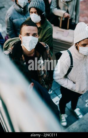 Les personnes voyageant pendant les restrictions de voyage de covid attendent le test du coronavirus. Portrait de touristes ou de voyageurs marchant sur les escaliers dans un public Banque D'Images