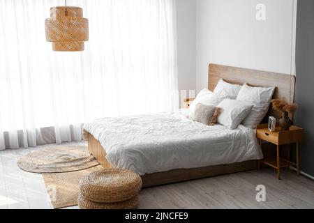 Intérieur d'une chambre confortable avec poufs en rotin Banque D'Images
