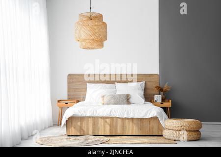 Intérieur d'une chambre confortable avec poufs en rotin Banque D'Images