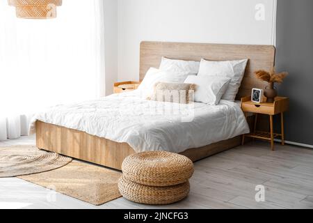 Intérieur d'une chambre confortable avec poufs en rotin Banque D'Images