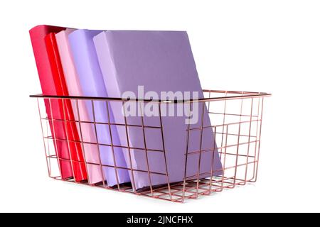 Panier en métal rose avec livres sur fond blanc Banque D'Images