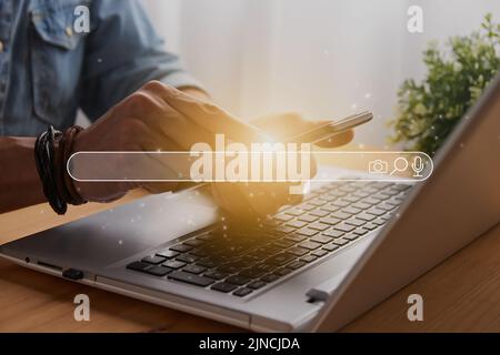 Homme d'affaires décontracté touchant un téléphone portable ou un téléphone intelligent et la barre de recherche. Concept de communication et de site Web Banque D'Images