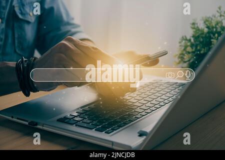Homme d'affaires décontracté touchant un téléphone portable ou un téléphone intelligent et la barre de recherche. Concept de communication et de site Web en Vintage Tone Banque D'Images