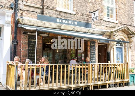 Ville de York, Burgsy's Burger restaurant à Castlegate York, les gens aiment déjeuner à l'extérieur, Yorkshire, Angleterre, Royaume-Uni, été 2022 Banque D'Images