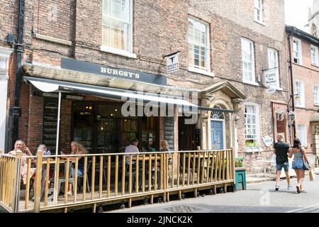 Ville de York, Burgsy's Burger restaurant à Castlegate York, les gens aiment déjeuner à l'extérieur, Yorkshire, Angleterre, Royaume-Uni, été 2022 Banque D'Images