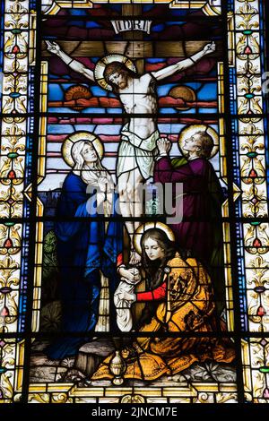 Vitrail coloré avec scène religieuse de Jésus sur la Croix, Basilique-Cathédrale notre-Dame de Québec, Québec, Québec, Canada. Banque D'Images