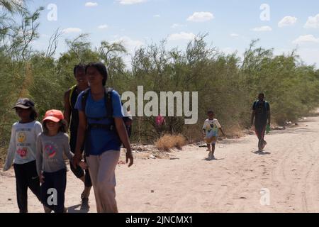 Eagle Pass, Texas, États-Unis. 10th août 2022. Les migrants marchent à la recherche de la patrouille frontalière des États-Unis après avoir illégalement traversé la rivière Rio Grande du Mexique à Eagle Pass, Texas, mercredi 10 août 2022. (Credit image: © Allison Dinner/ZUMA Press Wire) Credit: ZUMA Press, Inc./Alay Live News Banque D'Images